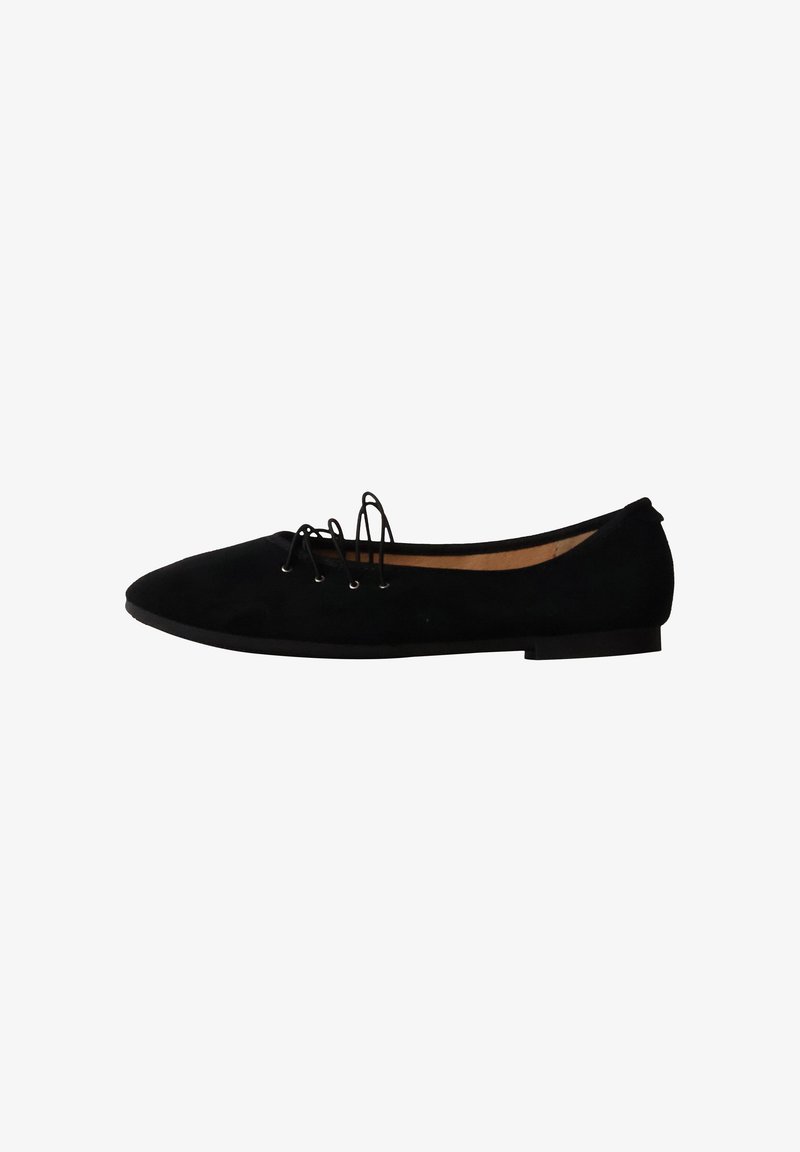 Chaussure plate noire avec un bout pointu et trois lacets fins entrecroisés sur le dessus, vue de côté sur fond blanc.