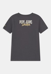 Szary bawełniany t-shirt z krótkimi rękawami i okrągłym dekoltem. Na plecach znajduje się napis "PEPE JEANS London" w białych i złotych literach.