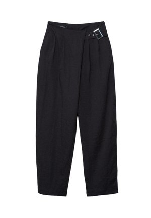 Pantalon noir taille haute, fuselé, avec plis et une boucle argentée décorative sur le côté droit de la ceinture.