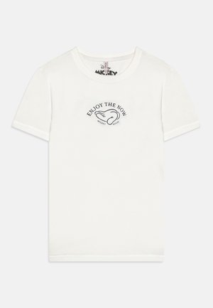 Witte katoenen T-shirt met korte mouwen en een ronde halslijn. Voorkant bedrukt met "GENIET VAN HET MOMENT" met een afbeelding van een personage.
