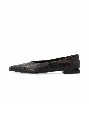Chaussure plate noire à bout pointu avec une finition texturée à motif carré, présentée de profil sur fond blanc.