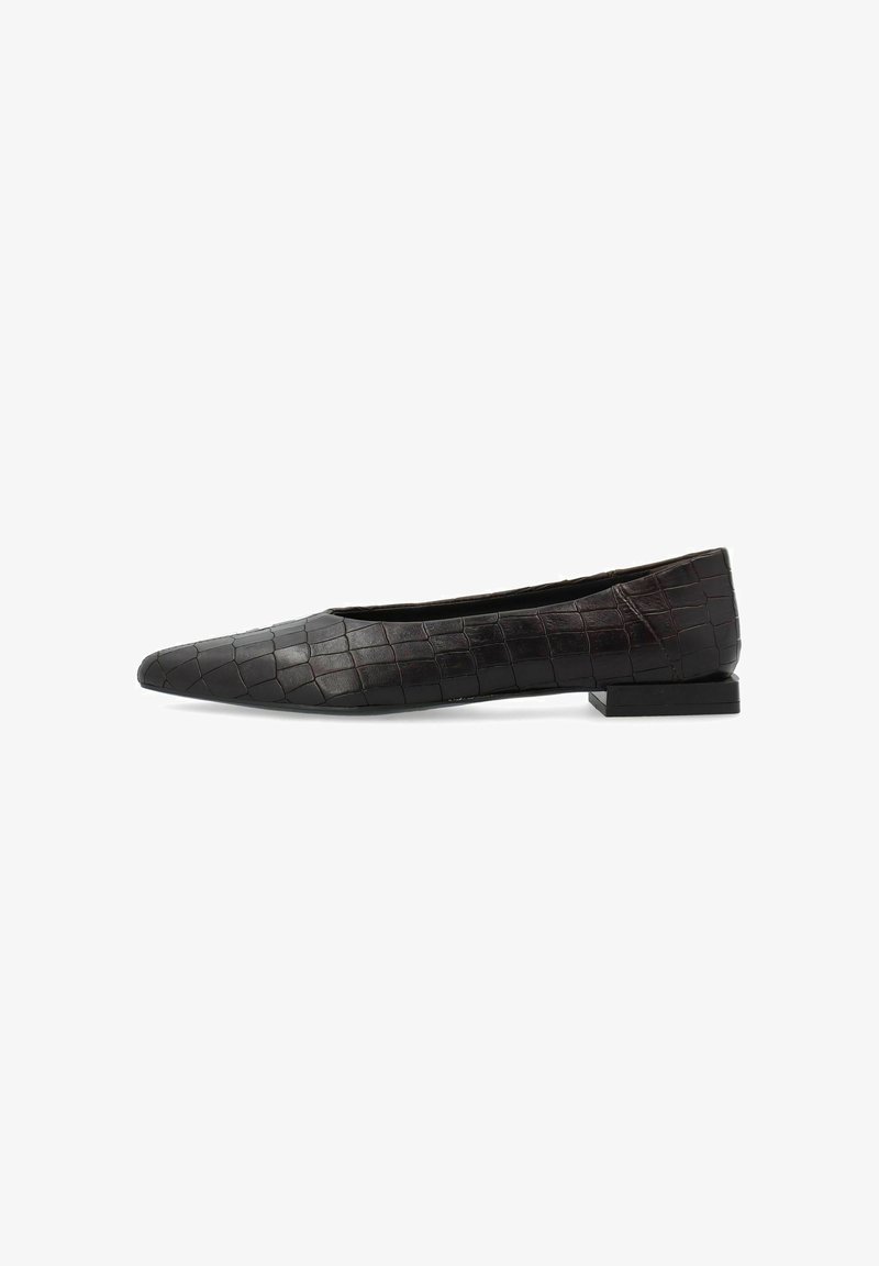 Chaussure plate noire à bout pointu avec une finition texturée à motif carré, présentée de profil sur fond blanc.