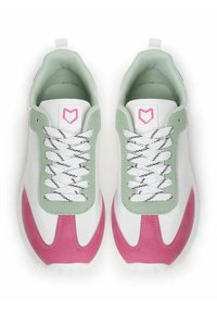 Sneaker bianca e verde chiaro con accenti in suede rosa, lacci multicolori con strisce nere e un logo sulla linguetta.