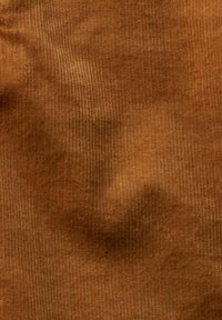 Tessuto di corduroy marrone con coste verticali, trama media e una leggera lucentezza. Superficie liscia con sottili variazioni di colore.