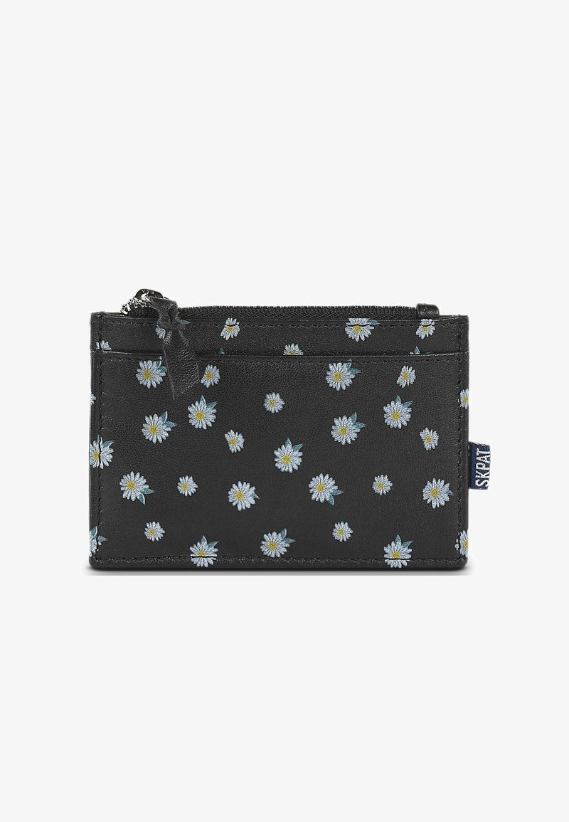Billetera negra con una superficie texturizada, que presenta un patrón floral de margaritas blancas con pétalos azul claro. Incluye un cierre con cremallera y etiqueta lateral.