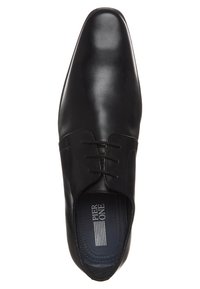 Chaussure habillée en cuir noir à finition lisse, à lacets, bout pointu, avec semelle intérieure rembourrée portant la marque « Pier One ».
