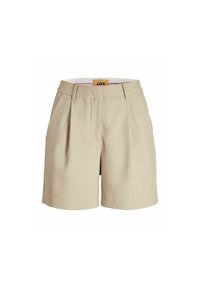 Bermudas de lino beige con pliegues, bolsillos laterales y cintura. Presenta una etiqueta de marca en el interior. Textura suave y diseño entallado.