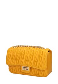 Borsa a tracolla in pelle trapuntata gialla con catena dorata e chiusura a girello rettangolare sulla patta anteriore.