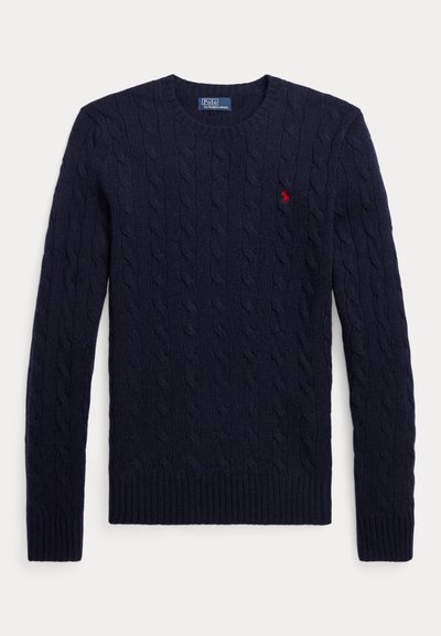 Granatowy sweter w warkocze z długimi rękawami, okrągłym dekoltem, ściągaczami na mankietach i dole oraz małym czerwonym haftowanym logo na piersi.