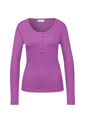 Pitkähihainen paita kirkkaan purppurana, joka on valmistettu pehmeästä kankaasta. Siinä on avara pääntie ja kuusi napin läpivientiä rinnassa. Klassinen istuvuus.