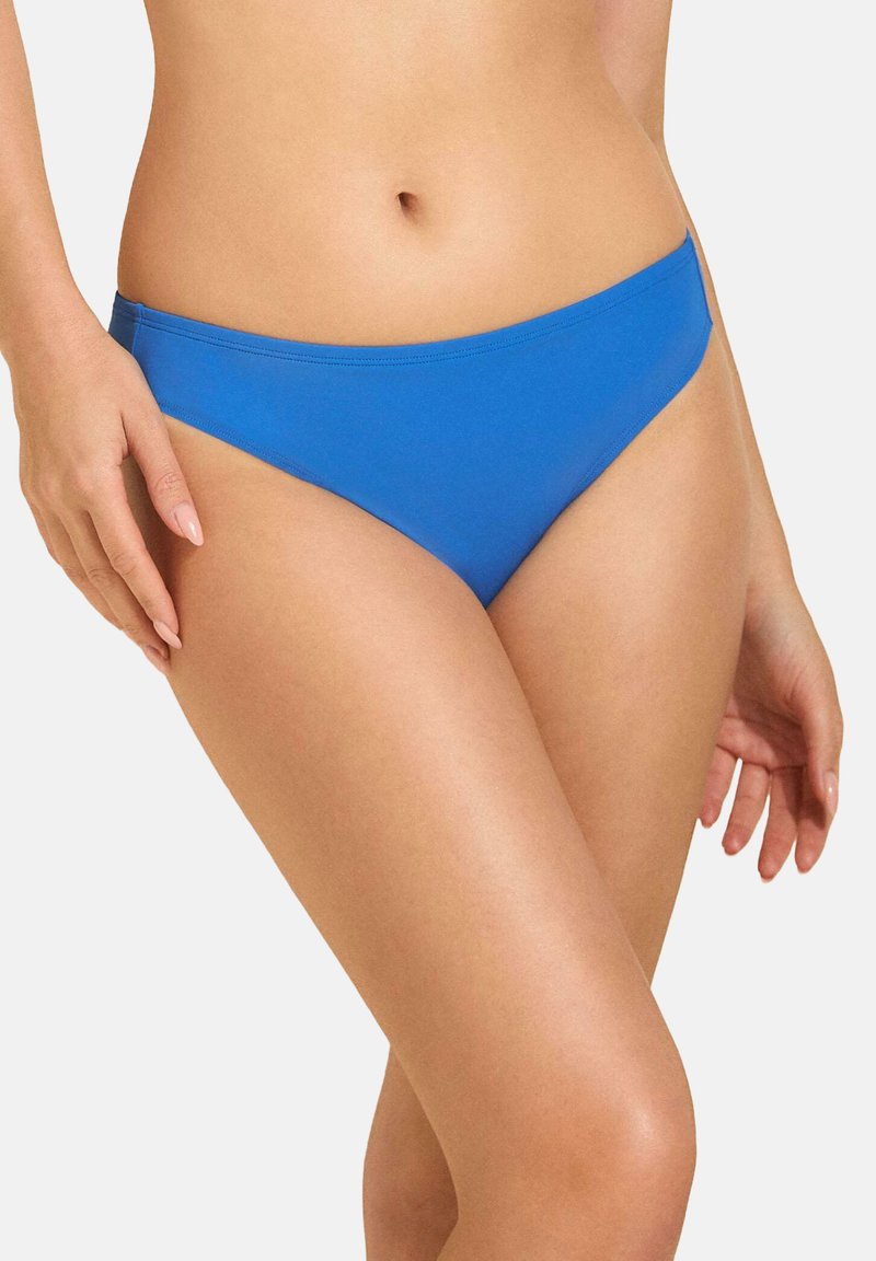 Niebieskie spodnie bikini o prostym fasonie i średnim poziomie zakrycia. Wykonane z gładkiego materiału z bezszwowym pasem i bez wzorów.