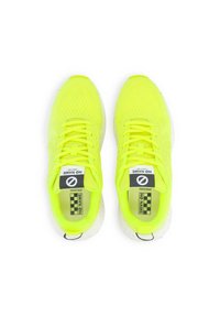Scarpe da ginnastica giallo neon con tomaia in rete, suole bianche arrotondate, lacci piatti e grafica "NO NAME" sulla linguetta e sulla soletta.