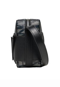 Borsa in pelle nera con chiusura a zip, texture liscia e pannello in rete a motivi. Cinghia regolabile, forma rettangolare compatta.