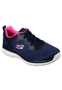 Baskets de sport navy avec une tige en mesh texturé, intérieur rose, col rembourré et semelle blanche rembourrée. Présente le logo Skechers sur le côté.