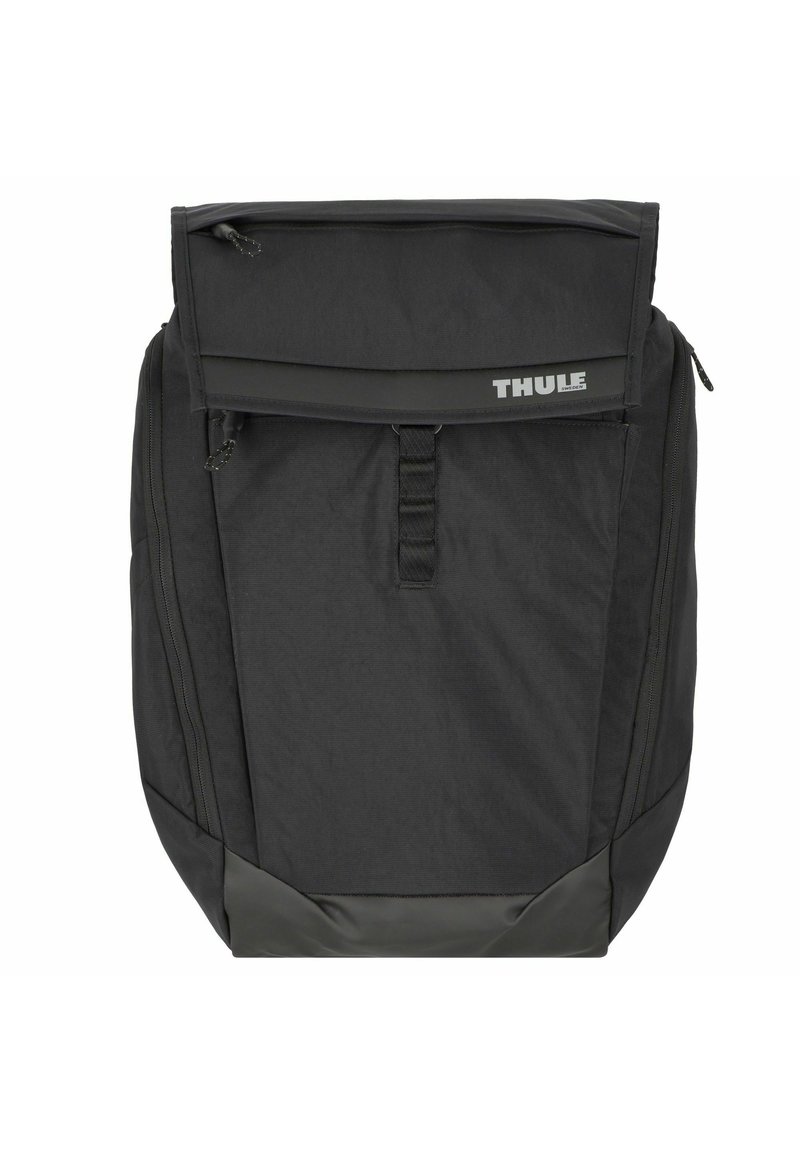 Lo zaino nero Thule presenta un tessuto testurizzato, chiusure con zip, una parte superiore pieghevole e una base rinforzata. Design compatto con spallacci imbottiti.