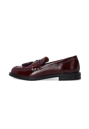 Glanzende donker bordeaux leren loafer met kwastdetail, zwarte zool en lage gestapelde hak, zijaanzicht op een witte achtergrond.