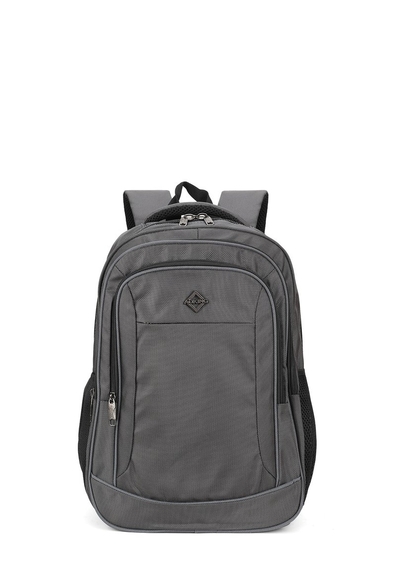 Sac à dos gris avec un tissu texturé, plusieurs compartiments zippés, des bretelles rembourrées et une poignée supérieure pour un transport facile.