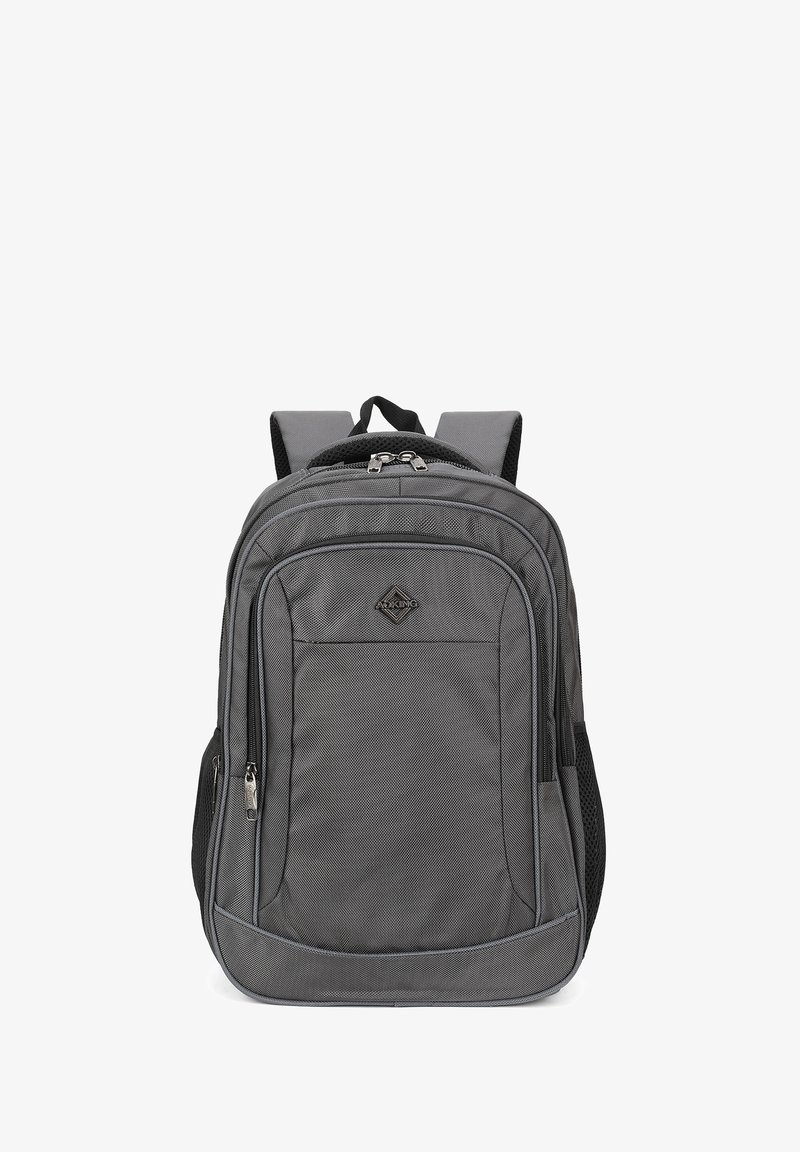 Zaino grigio con un tessuto testurizzato, molteplici scomparti con zip, spallacci imbottiti e una maniglia superiore per un facile trasporto.