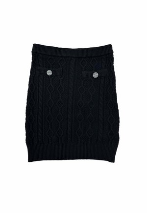 Gonna nera a maglia con motivo a trecce, vita a coste e due tasche decorative frontali con bottoni metallici.