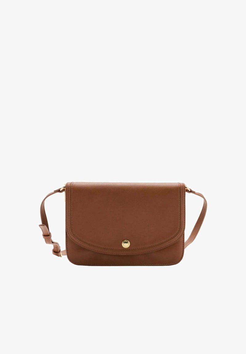 Sac bandoulière en cuir marron avec fermeture à rabat et sangle réglable, présentant un petit bouton rond doré à l'avant.