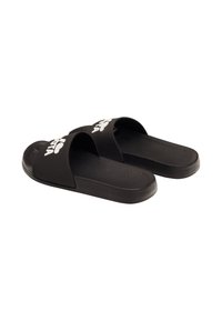 Czarne klapki z szerokimi paskami, teksturowaną wkładką i białym logo. Wykonane z elastycznego, trwałego materiału.
