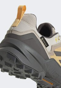 adidas Terrex TERREX SWIFT R3 GORE-TEX® - Hiking shoes - beige charcoal semi spark