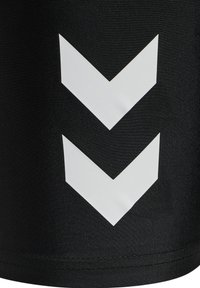 Zwarte sportshorts met twee grote, witte chevronstrepen aan de zijkant. Gemaakt van een gladde, ademende stof met een gestructureerde afwerking.