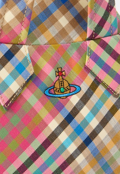 Πολύχρωμο καρό ύφασμα με ραμμένα σχέδια και μικρό κεντημένο έμβλημα με χρυσή σφαίρα, μπλε δαχτυλίδι και κόκκινο σταυρό.