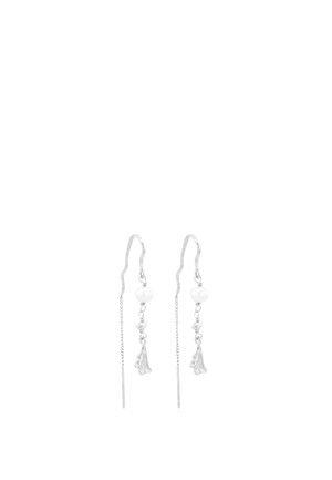 Par de pendientes colgantes de plata con cuentas de perla, pequeñas piedras de cristal y delicados adornos florales colgando de cadenas finas.