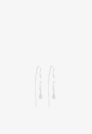 Paire de boucles d'oreilles pendantes en argent avec des perles, de petites pierres de cristal et des charms floraux délicats suspendus à de fines chaînes.