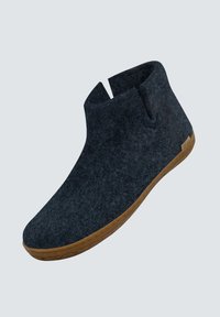 Grauer, hoch geschnittener Knöchelboot mit flexibler Gummisohle und minimalen Nähten. Leicht und mit strukturierter Oberfläche.