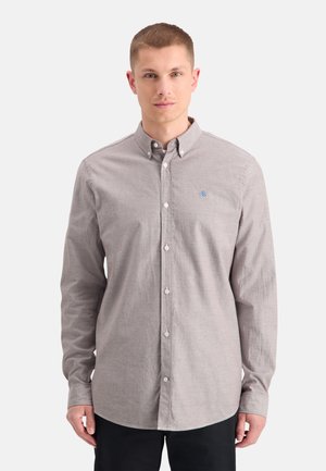 Chemise boutonnière gris clair avec un col, des manches longues et un petit logo bleu sur la poitrine. Tissu lisse avec un design à coupe classique.