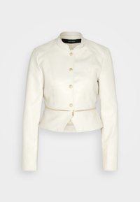 Veste en cuir couleur crème, présentant une coupe ajustée, un col montant, des boutons dorés et un ourlet zippé avec une silhouette à basque.