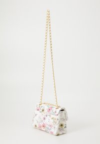 Borsa floreale in pelle bianca con accenti rosa e gialli, dotata di una tracolla in catena dorata e chiusura a pattina. Texture con un delicato motivo.