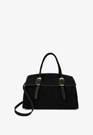 Sac à main en daim noir avec deux poignées supérieures, détails de boucle dorée et une bandoulière amovible sur fond blanc.