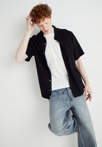 Weekday RELAXED SHORT SLEEVE SHIRT - Srajca - black