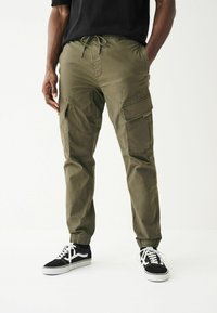 Next STRETCH UTILITY REGULAR TAPERED - Kareiviško stiliaus kelnės - khaki green