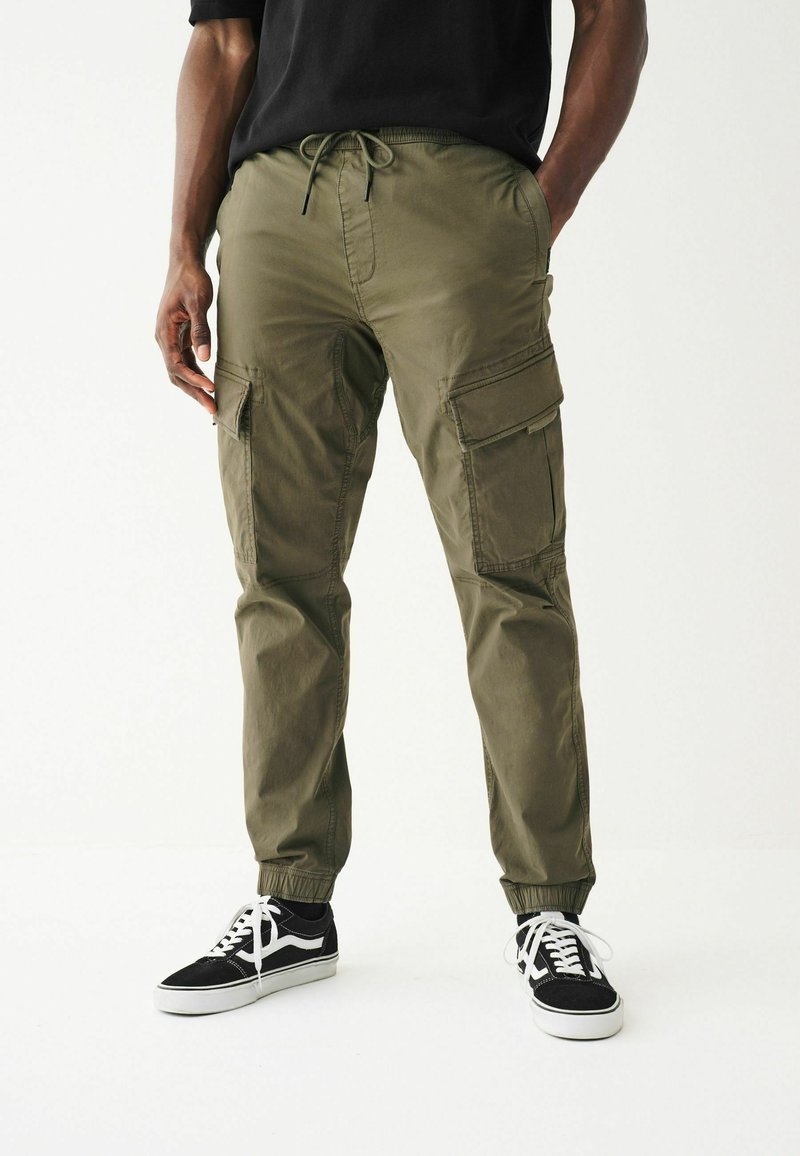 Next STRETCH UTILITY REGULAR TAPERED - Kareiviško stiliaus kelnės - khaki green