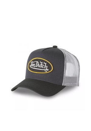 Casquette de camionneur grise et noire en tissu et en maille. Présente un patch de logo arrondi bordé de jaune avec "Von Dutch" en écriture blanche.