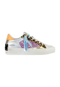 Sneaker bianco con accenti argentati e stampa leopardo, pannello di glitter viola, tallone arancione e lacci blu. Presenta un'etichetta sul lato.