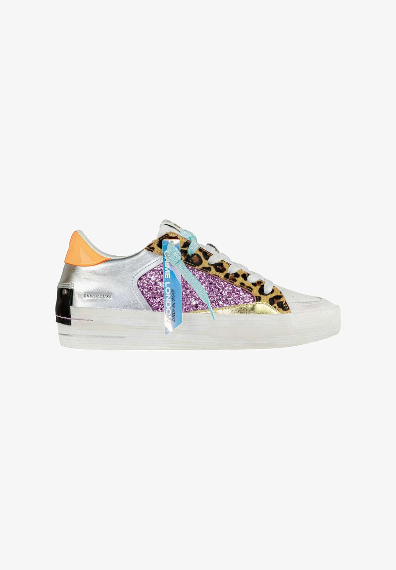 Sneaker bianco con accenti argentati e stampa leopardo, pannello di glitter viola, tallone arancione e lacci blu. Presenta un'etichetta sul lato.