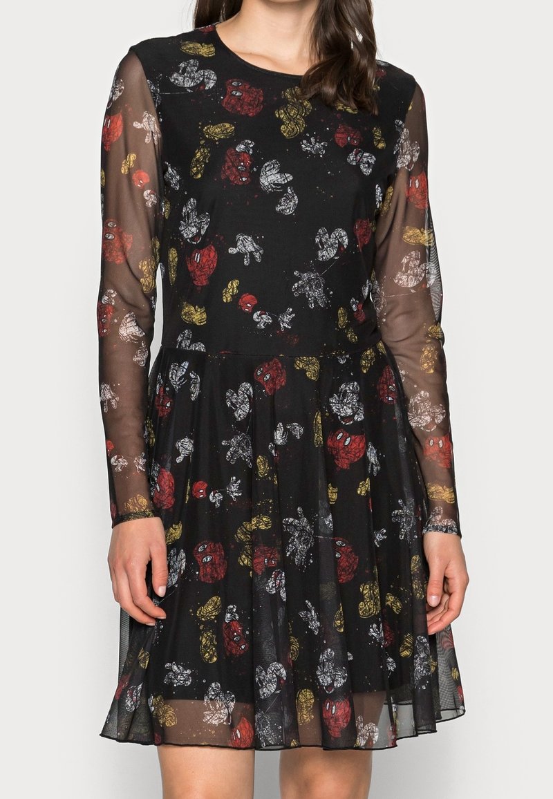 Vestido negro con mangas largas de gasa, patrón floral en rojo, amarillo y blanco. Cuerpo ajustado, falda acampanada, escote redondo, textura suave.