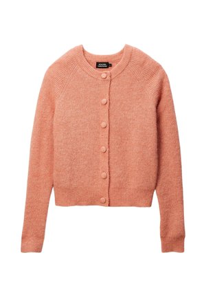 Cardigan tricoté rose clair avec un col rond, sept boutons sur le devant, et ourlets et poignets côtelés. Texture douce et design court.