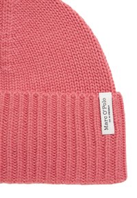 Beanie tricoté de couleur rose doux avec une texture côtelée, comportant une étiquette en tissu avec "Marc O'Polo". Conception simple et ajustée sans ornements.