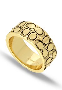 Kultasormus, jossa on teksturoitu muotoilu pyöreillä aukkoilla ja pienillä jalokivillä. Sormuksen sisäpuoli on sileä ja kiillotettu.