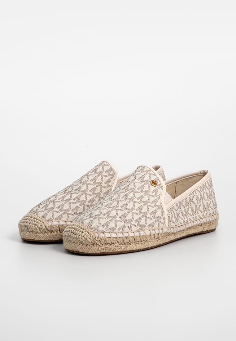 Un paio di espadrillas beige senza lacci con suole in juta intessuta e motivo a monogramma "MK" ripetuto.