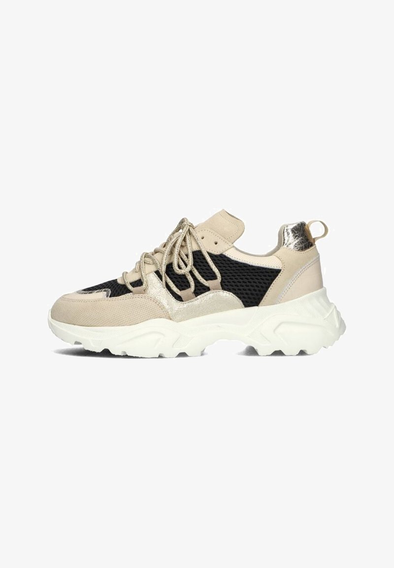 Beige en zwarte sneakers met een gestructureerde bovenkant, metallic accenten en een chunky witte zool. Voorzien van vetersluiting en een gevoerde kraag.