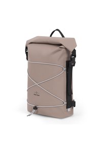 Könnyű bézs színű vízálló anyagból készült roll-top hátizsák. Rugalmas bungee zsinórral, állítható pántokkal és cipzáros oldalzsebbel rendelkezik.