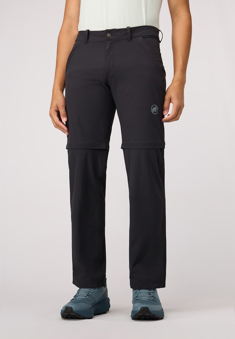 Pantalons de randonnée noirs amovibles, avec une coupe slim, dotés de poches, de détails cousus et d'un logo sur la cuisse gauche. Assortis à des chaussures de randonnée bleues.