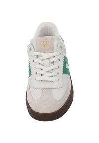 Zapatilla blanca con acentos en verde y beige, materiales de ante y cuero, cordones blancos planos, punta redondeada y suela de goma marrón. Detalle del logo en dorado.